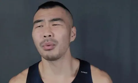 Người đàn ông gập bụng 300 lần mỗi ngày