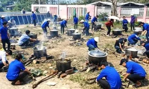 Gói bánh tét ngày Xuân, nét đẹp văn hóa người dân Nam Bộ