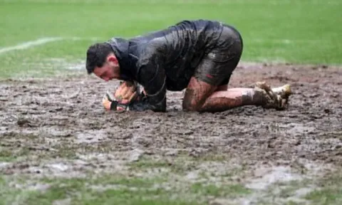 Sân nhà như cày ruộng của đội loại MU khỏi League Cup