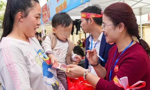 Tết ở viện, bệnh nhân ung thư rưng rưng khi bác sĩ cắm cành đào nhỏ 0