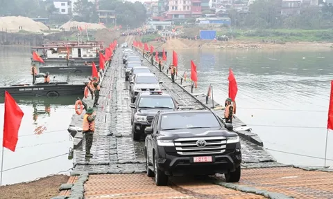 Chính thức thông xe cầu phao sông Lô