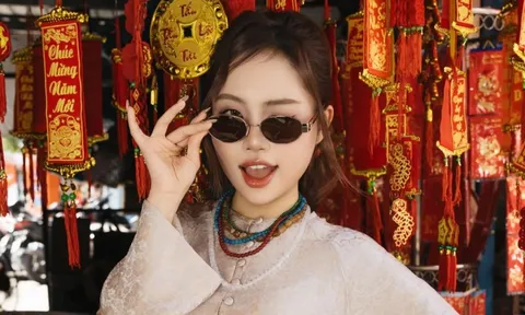 Phương Mỹ Chi mang guốc gỗ, e ấp diện trang phục truyền thống