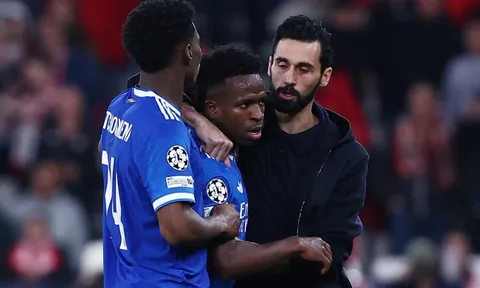 Vinicius tố bị gọi 'con khỉ', trận đấu tại Da Luz dừng 10 phút