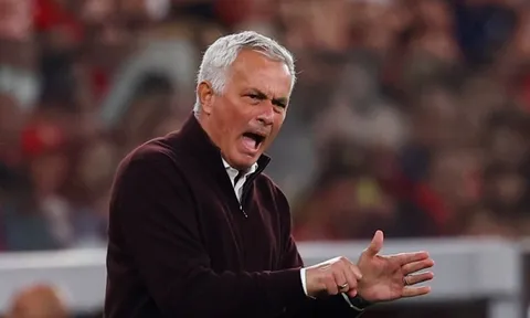 Vì sao Mourinho bị thẻ đỏ?