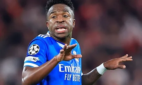 Tố bị gọi 'con khỉ', Vinicius vẫn phải nhận thẻ vàng