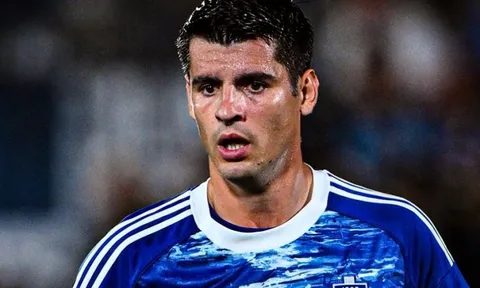 Morata đáp trả lời mắng 'nên đổi nghề' của HLV Fabregas