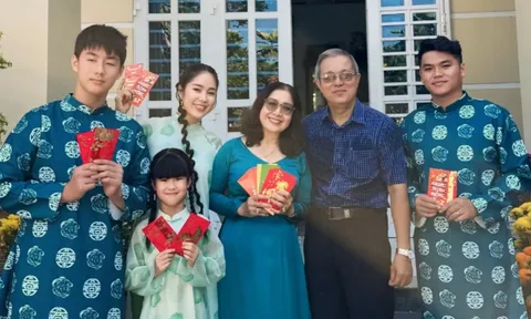 Vợ chồng Lê Phương đưa 2 con về miền Tây đón Tết