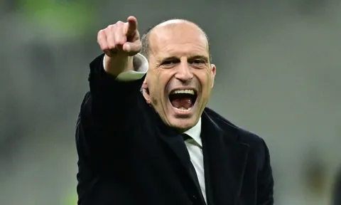 HLV Allegri gọi Fabregas là 'nít ranh'