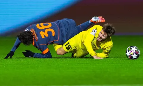 Mặt cỏ nhân tạo gây tranh cãi tại Champions League