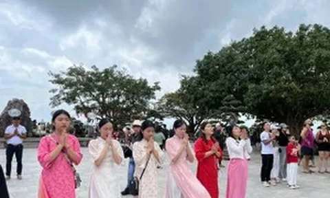 Hàng nghìn người vãn cảnh chùa Linh Ứng Đà Nẵng đầu năm mới