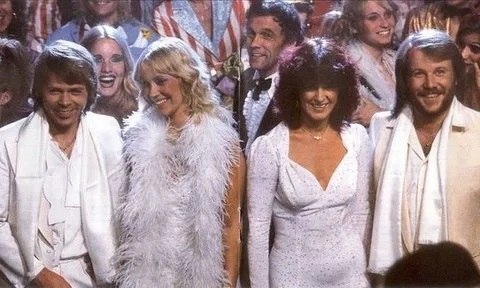 Điều ít biết về ca khúc bất hủ 'Happy New Year'