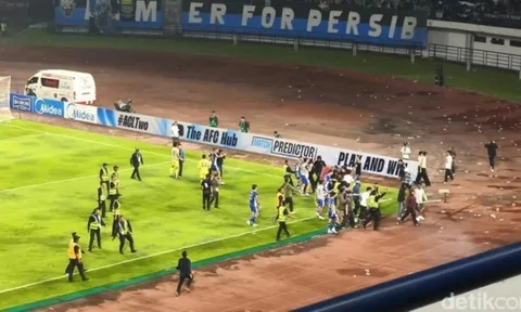 CĐV tràn xuống sân gây nguy hiểm tột độ ở Indonesia