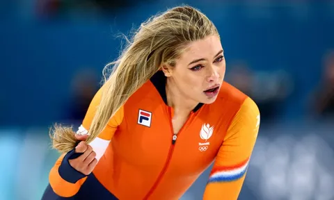 'Nữ hoàng trượt băng' kiếm bộn tiền nhờ để lộ áo bra ở Olympic