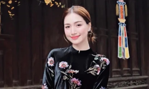 Hòa Minzy diện áo dài kín đáo khi đi chùa Bút Tháp