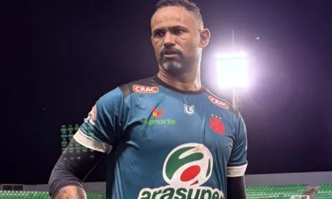 Thủ môn bị kết tội giết người trở lại thi đấu