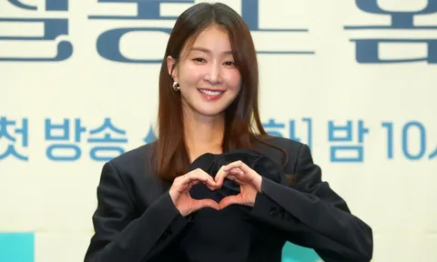 Lee Si Young gây sốt với cơ bụng sau 3 tháng sinh con