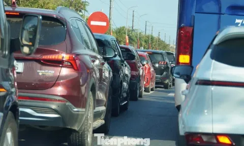 Ô tô nối đuôi bò trên quốc lộ qua miền Trung