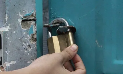 Phát hiện mùi hôi trong căn nhà khóa cửa, hàng xóm liền báo cảnh sát