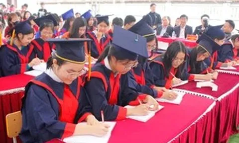 Hàng nghìn giáo viên, học sinh và du khách khai bút đầu Xuân Bính Ngọ