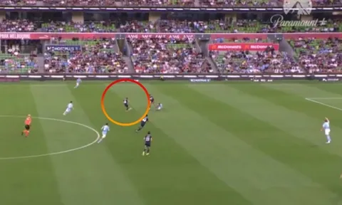 Juan Mata lập siêu phẩm không tưởng từ khoảng cách 40 m