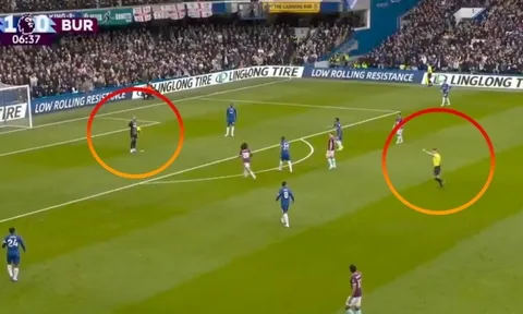 Vì sao Chelsea bị phạt góc dù bóng trong tay Sanchez?