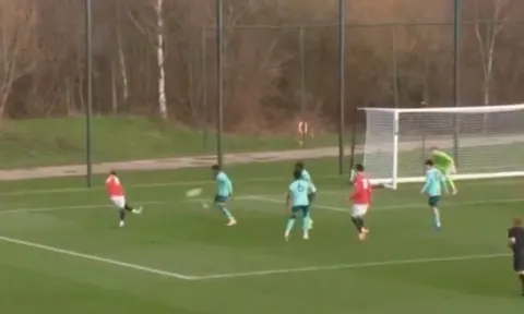 Pha ghi bàn khó tin của sao trẻ MU