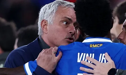 Real Madrid đóng sập cửa với Mourinho