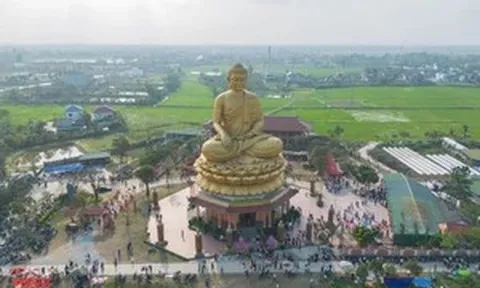 Hàng vạn người đổ về ngôi chùa có tượng Phật lớn nhất Bắc Trung Bộ