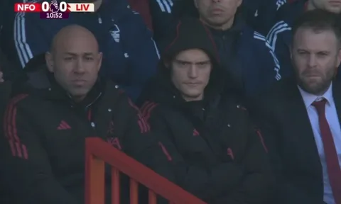 Biểu cảm gây chú ý của Wirtz khi không được thi đấu