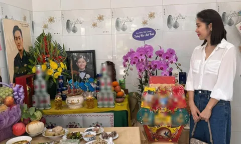 Lê Phương nhắn 10 chữ xúc động khi viếng Quý Bình