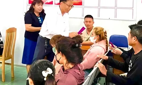 Đi làm giấy tờ nhà đất, người dân bất ngờ được lì xì năm mới