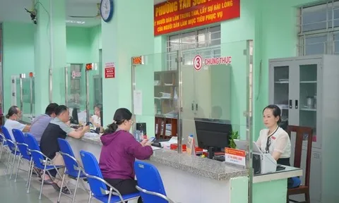 Phấn khởi "xông đất" công sở