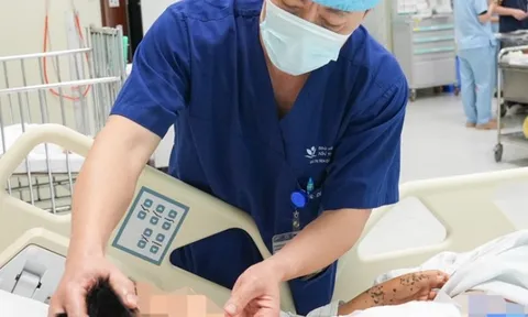 Bé 9 tuổi nhặt vật giống bóng đèn, đấu pin rồi phát nổ 0