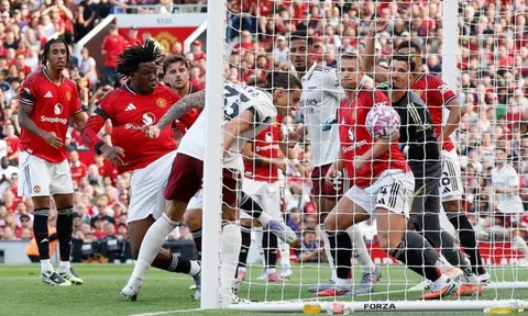 Chiến thuật 'ruồi bu' khi đá phạt góc là nét đẹp của bóng đá