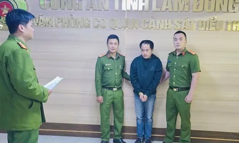 Phát hiện nhân viên công ty tài chính nghỉ việc, lấy điện thoại khách lập tài khoản ngân hàng để vay tiền rồi chiếm đoạt