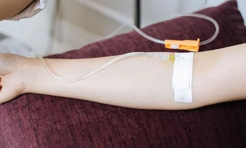 Nghi vấn một phụ nữ tử vong sau khi truyền dịch tại nhà 0