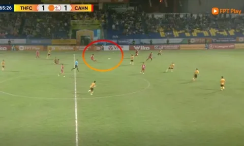 Văn Hậu ghi siêu phẩm từ giữa sân