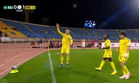 Vì sao Ronaldo ăn mừng bằng động tác úp rổ?