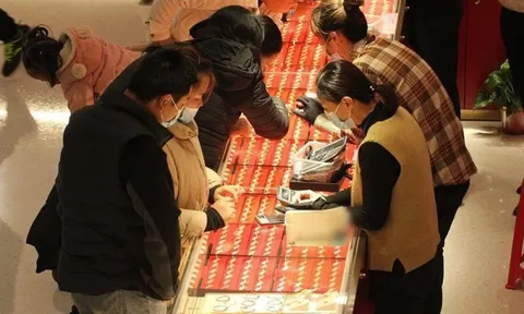 Cặp vợ chồng bán nhà, mang 5,6 tỷ đi mua vàng giữa lúc giá đạt đỉnh, nhân viên lập tức dừng giao dịch