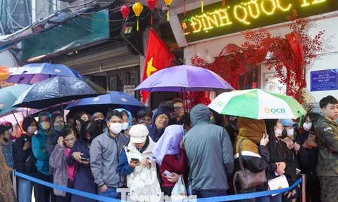 Hà Nội mưa tầm tã cũng không ngăn nổi dòng người đi mua vàng Vía Thần tài