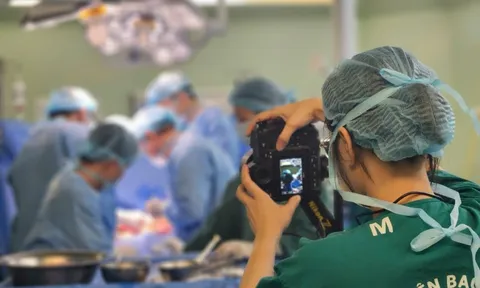 Người phụ nữ lặng lẽ ghi lại những khoảnh khắc sinh tử sau cánh cửa phòng mổ 0