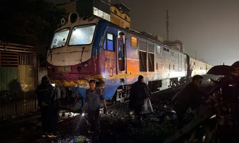 NÓNG: Xe tải va chạm với tàu hỏa, nhiều người bị mắc kẹt