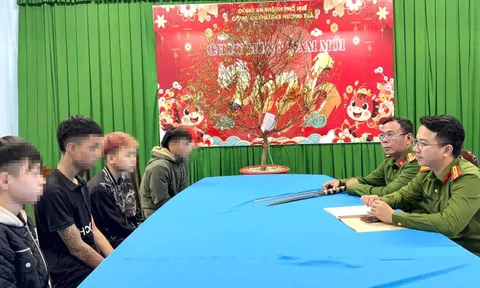 Góc khuất phía sau vụ nhóm thiếu niên mang hung khí “diễn” trên phố ở Huế