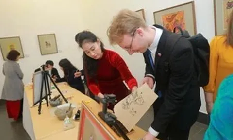 Du xuân cùng nghệ thuật tạo hình ngựa