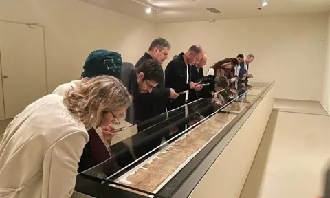 Lần đầu tiên trưng bày toàn bộ cuốn Kinh thánh cổ 2.100 tuổi