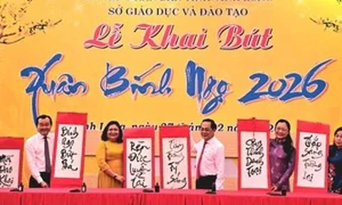 Hàng nghìn giáo viên, học sinh Vĩnh Long khai bút Xuân Bính Ngọ