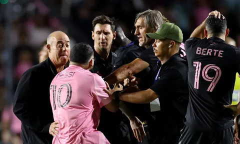 Messi bị CĐV lao vào quật ngã ở Puerto Rico