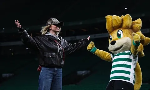 Sydney Sweeney rê bóng gây sốt