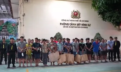 Hàng trăm cảnh sát đột kích sòng đá gà, bắt giữ 45 người giữa ban ngày
