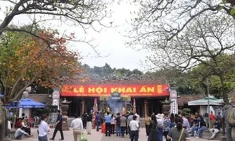 Dòng người đổ về Đền Trần trước giờ khai ấn